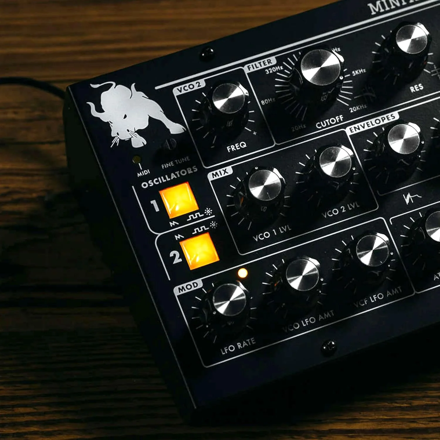 Moog MINIATUR Sintetizzatore Pro Analog. MIDI Polif. Mono con collegam. in serie - Image 8
